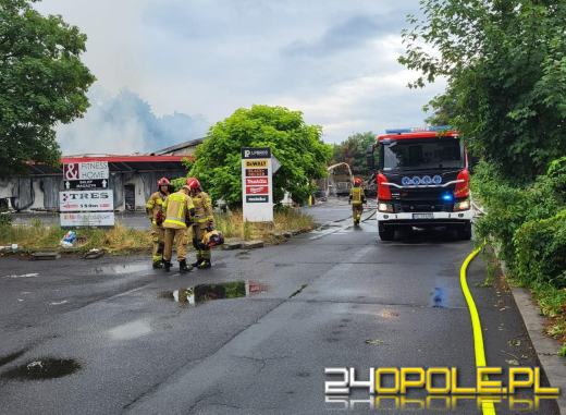 Strażacy dogaszają ogień po całonocnej akcji. Dwóch strażaków poszkodowanych 