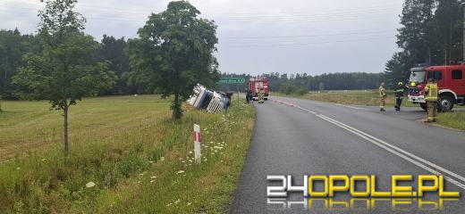 Utrudnienia na drodze wojewódzkiej 454. Zdarzenie drogowe w rejonie Krzywej Góry