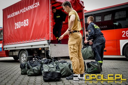 Podchorążowie Akademii Pożarniczej wspierają działania przeciwpowodziowe w regionie