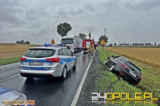 Zderzenie na DK11 przed przejazdem kolejowym. Jedna osoba w szpitalu