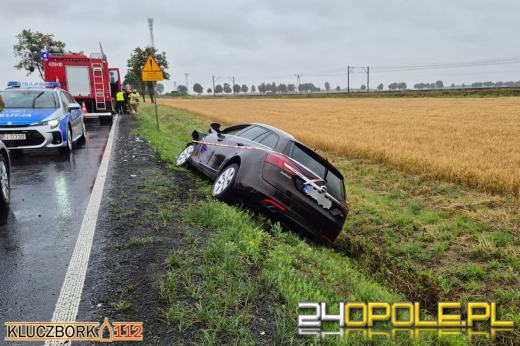 Zderzenie na DK11 przed przejazdem kolejowym. Jedna osoba w szpitalu