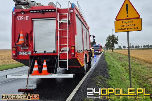 Zderzenie na DK11 przed przejazdem kolejowym. Jedna osoba w szpitalu