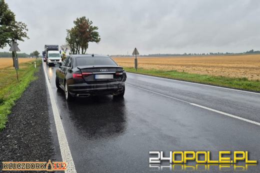 Zderzenie na DK11 przed przejazdem kolejowym. Jedna osoba w szpitalu