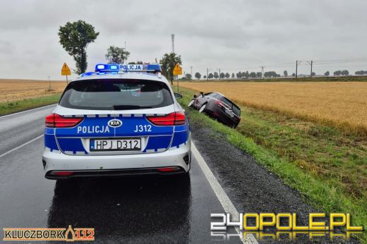 Zderzenie na DK11 przed przejazdem kolejowym. Jedna osoba w szpitalu