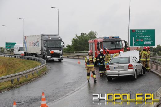 Na ślimaku kolizja za kolizją. Wina po stronie rozlanej substancji