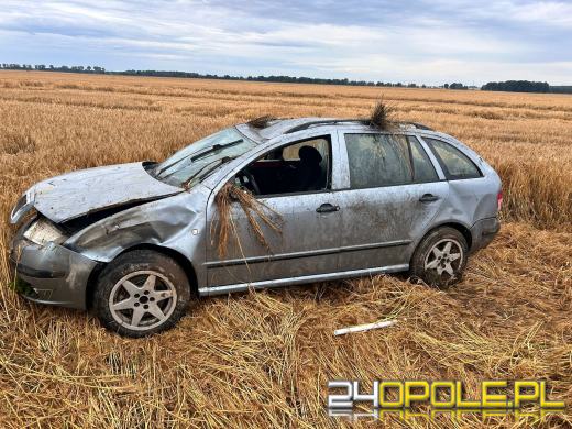 Na DK45 w Straduni w polu dachował samochód osobowy