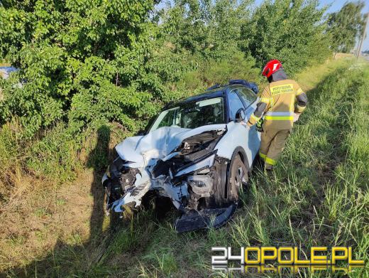 Groźny wypadek na DK11 - samochód uderzył w latarnię i wpadł do rowu