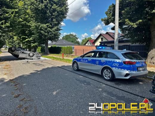 Wypadek w Byczynie - samochód osobowy dachował po uderzeniu w drzewo