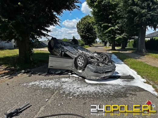Wypadek w Byczynie - samochód osobowy dachował po uderzeniu w drzewo