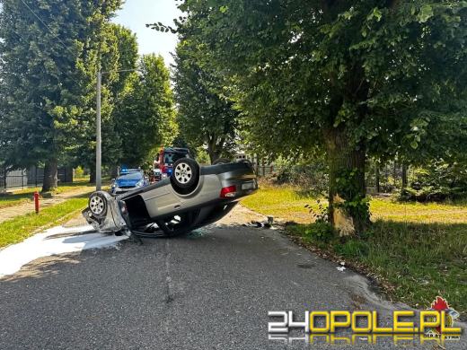 Wypadek w Byczynie - samochód osobowy dachował po uderzeniu w drzewo