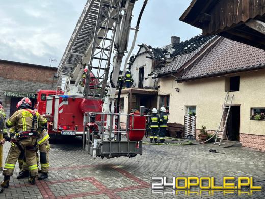 Pożar domu w Przewozie. Dach spłonął, ale nikt nie ucierpiał