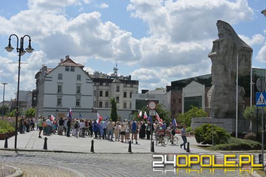 "Nie dla faszyzmu w Opolu" - pokojowy protest na placu Wolności