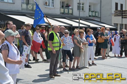 "Nie dla faszyzmu w Opolu" - pokojowy protest na placu Wolności