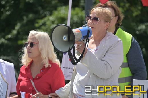 "Nie dla faszyzmu w Opolu" - pokojowy protest na placu Wolności