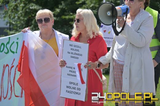 "Nie dla faszyzmu w Opolu" - pokojowy protest na placu Wolności