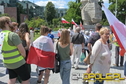 "Nie dla faszyzmu w Opolu" - pokojowy protest na placu Wolności