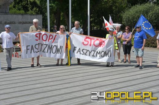"Nie dla faszyzmu w Opolu" - pokojowy protest na placu Wolności
