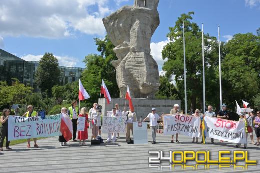 "Nie dla faszyzmu w Opolu" - pokojowy protest na placu Wolności
