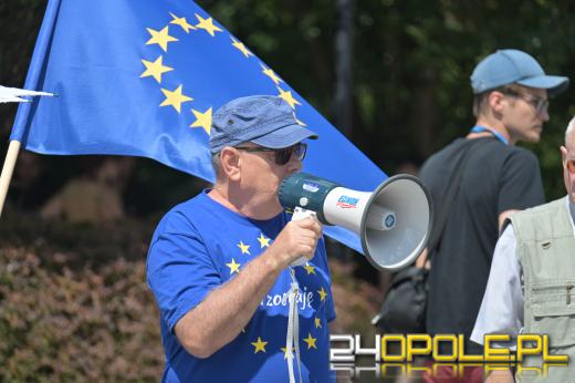 "Nie dla faszyzmu w Opolu" - pokojowy protest na placu Wolności
