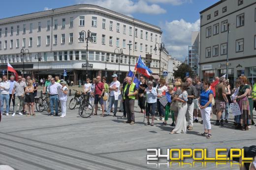 "Nie dla faszyzmu w Opolu" - pokojowy protest na placu Wolności