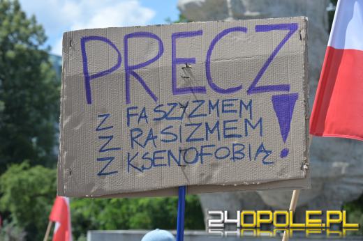 "Nie dla faszyzmu w Opolu" - pokojowy protest na placu Wolności