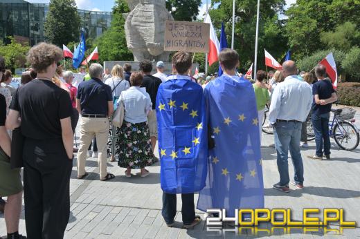"Nie dla faszyzmu w Opolu" - pokojowy protest na placu Wolności