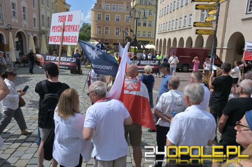 "Stop imigracji" - wiec Konfederacji na opolskim Rynku