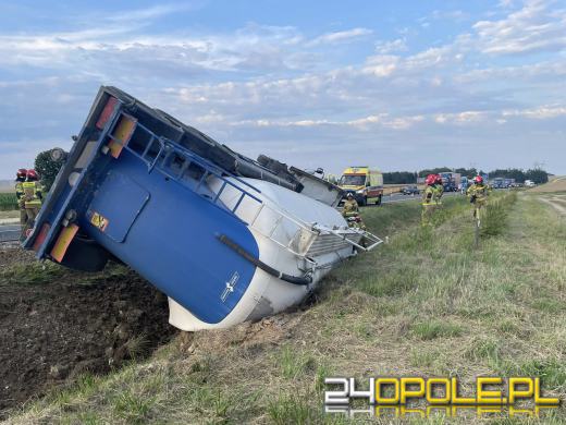 Ciężarówka przewróciła się na obwodnicy Kędzierzyna-Koźla. Trwa usuwanie skutków zdarzenia