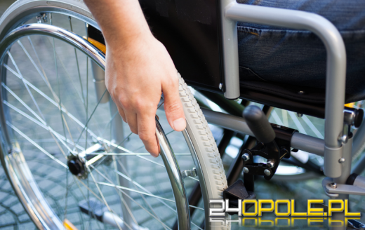 Pijany wpadł pod koła.. własnego wózka inwalidzkiego. 