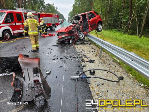 Wypadek na DK45 między Bierdzanami a Jełową. Jedna osoba reanimowana, droga zablokowana