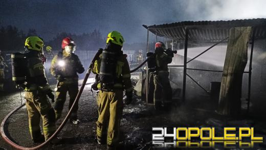 Pożar garaży w Gogolinie. Płonęły trzy blaszaki na terenie zakładu