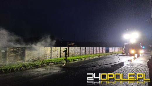 Pożar garaży w Gogolinie. Płonęły trzy blaszaki na terenie zakładu