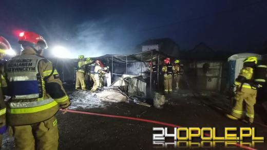 Pożar garaży w Gogolinie. Płonęły trzy blaszaki na terenie zakładu