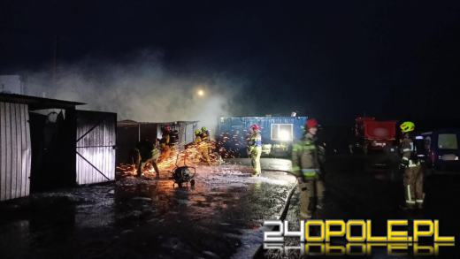 Pożar garaży w Gogolinie. Płonęły trzy blaszaki na terenie zakładu