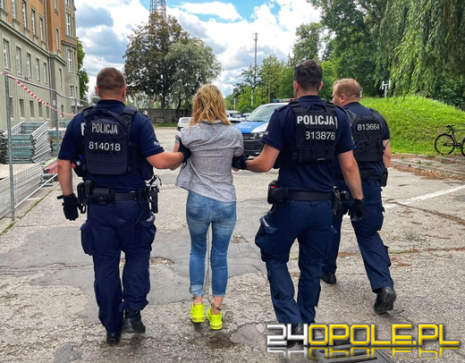 Ugodziła nożem partnera matki i schowała się w krzakach pod blokiem (WIDEO) 