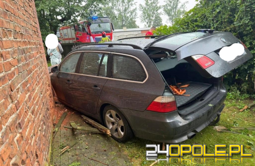 Nietrzeźwa 20-latka bez prawa jazdy wjechała BMW w ogrodzenie