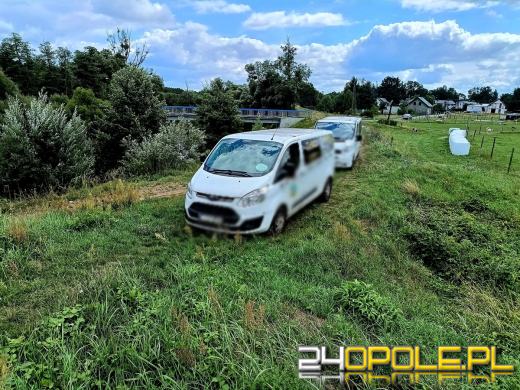 Wjechali busami na wał przeciwpowodziowy. Jeden z nich próbował uciec kajakiem