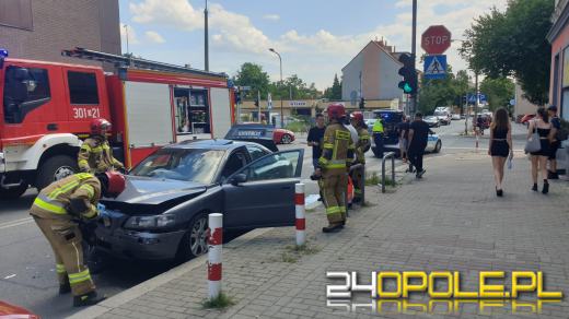 Zderzenie BMW z Audi w centrum miasta. Ruch drogowy utrudniony