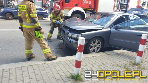 Zderzenie BMW z Audi w centrum miasta. Ruch drogowy utrudniony