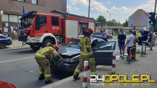 Zderzenie BMW z Audi w centrum miasta. Ruch drogowy utrudniony
