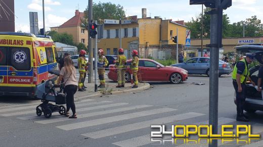Zderzenie BMW z Audi w centrum miasta. Ruch drogowy utrudniony