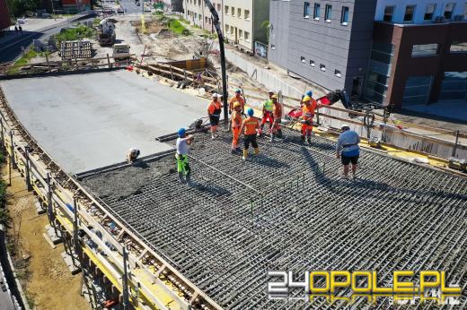 Postępy na budowie estakady przy CUP. Trwa betonowanie kluczowego odcinka