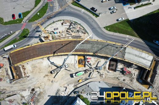 Postępy na budowie estakady przy CUP. Trwa betonowanie kluczowego odcinka