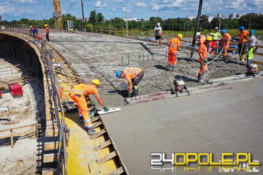 Postępy na budowie estakady przy CUP. Trwa betonowanie kluczowego odcinka