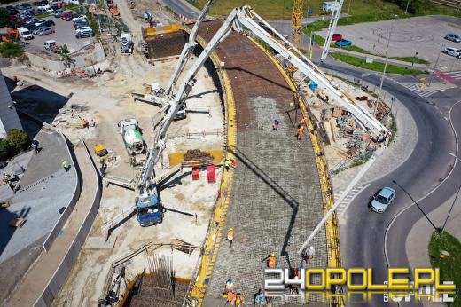Postępy na budowie estakady przy CUP. Trwa betonowanie kluczowego odcinka
