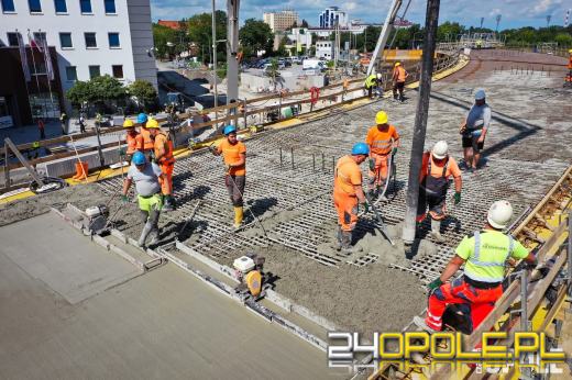 Postępy na budowie estakady przy CUP. Trwa betonowanie kluczowego odcinka