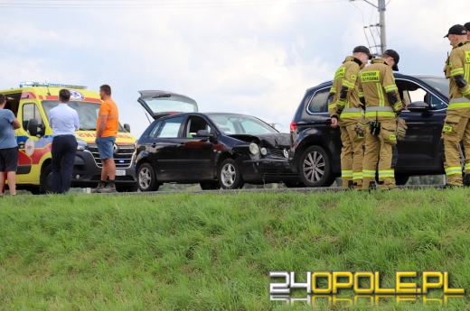 Zderzenie czterech aut na obwodnicy Opola. Do szpitala trafiła kobieta z dzieckiem