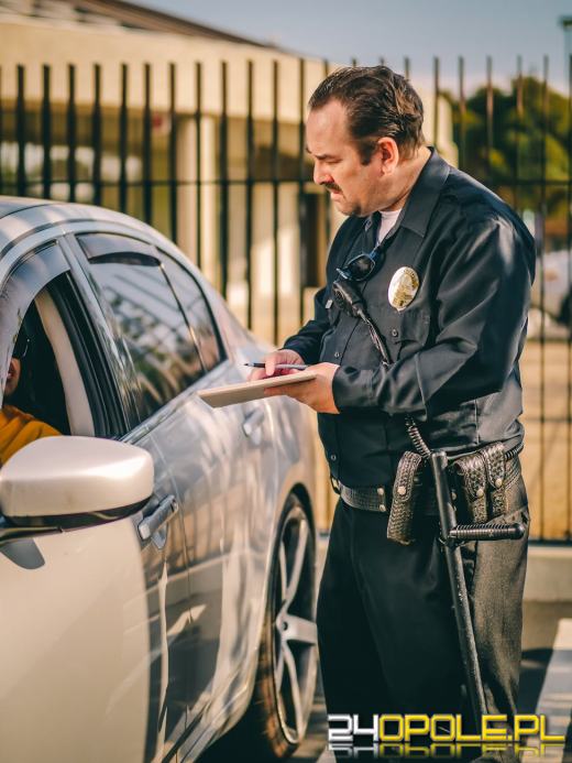 Odmowa przyjęcia mandatu. Jakie skutki wywołuje nieprzyjęcie mandatu od policji?