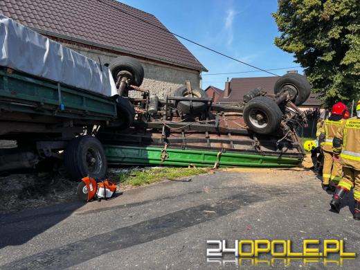 Ciągnik przewrócił się na bok w gminie Namysłów. Kierowca ukarany mandatem