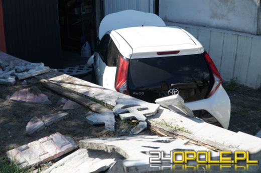 Samochód wjechał na posesję w Opolu - potrącona kobieta zabrana do szpitala